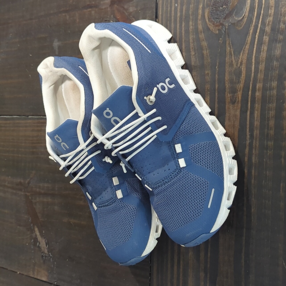 On Running Cloud 5 Women's sz. 7